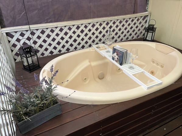 مغطس سبا خارجي