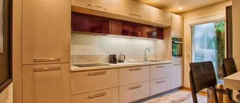 Een koelkast, een microgolfoven, een oven, een kookplaat