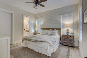 6 slaapkamers, een bureau, een strijkplank/strijkijzer, gratis wifi