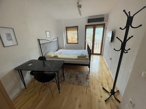 1 habitación, tabla de planchar con plancha, wifi y ropa de cama