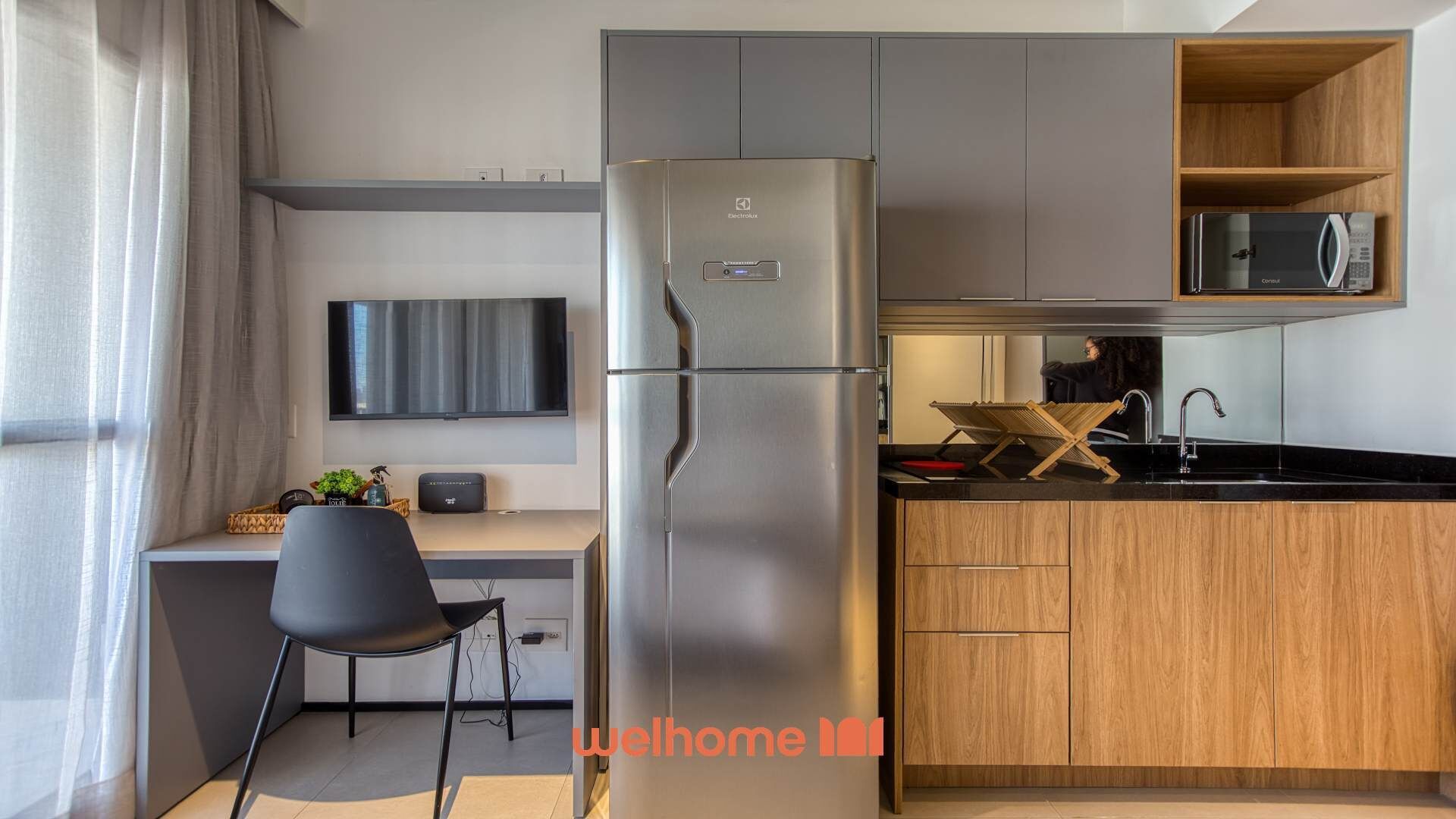 Microondas, parrilla de estufa y cafetera y tetera 