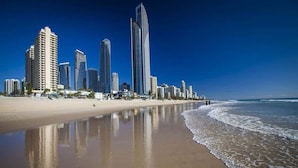 A beach with a row of high-rise buildings in the background. - Level 30 Renovated Apt with Hot Tub & Netflix (Surfers Paradise)