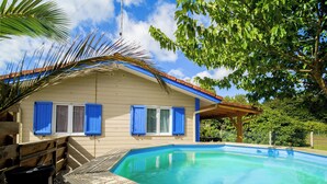 A house with a swimming pool, blue shutters, and a wooden deck. - Caban'Océan, the ideal way to discover the Landes Coast between Sea Spray and Pines (Vielle-Saint-Girons)