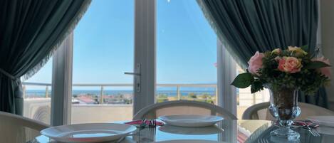 Appart'hôtel Luxe, 3 chambres, cuisine, vue mer | Cuisine privée | Cafetière/bouilloire, bouilloire électrique, chaise haute, plancha