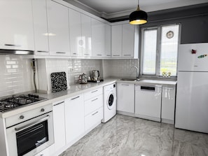 Family Condo, 3 Bedrooms, Kitchen, Mountain View | Private kitchen