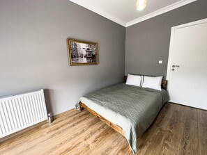 Family Condo, 3 Bedrooms, Kitchen, Mountain View | Premium bedding, in-room safe, blackout curtains, soundproofing