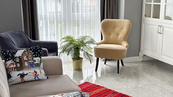 Family Condo, 3 Bedrooms, Kitchen, Mountain View | Living area | 32-inch LED TV with satellite channels, toys, computer monitors