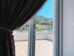 Premium bedding, in-room safe, blackout curtains, soundproofing