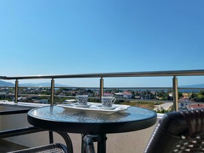 Luxury-Apartment, 3 Schlafzimmer, Küche, Meerblick | Terrasse/Patio