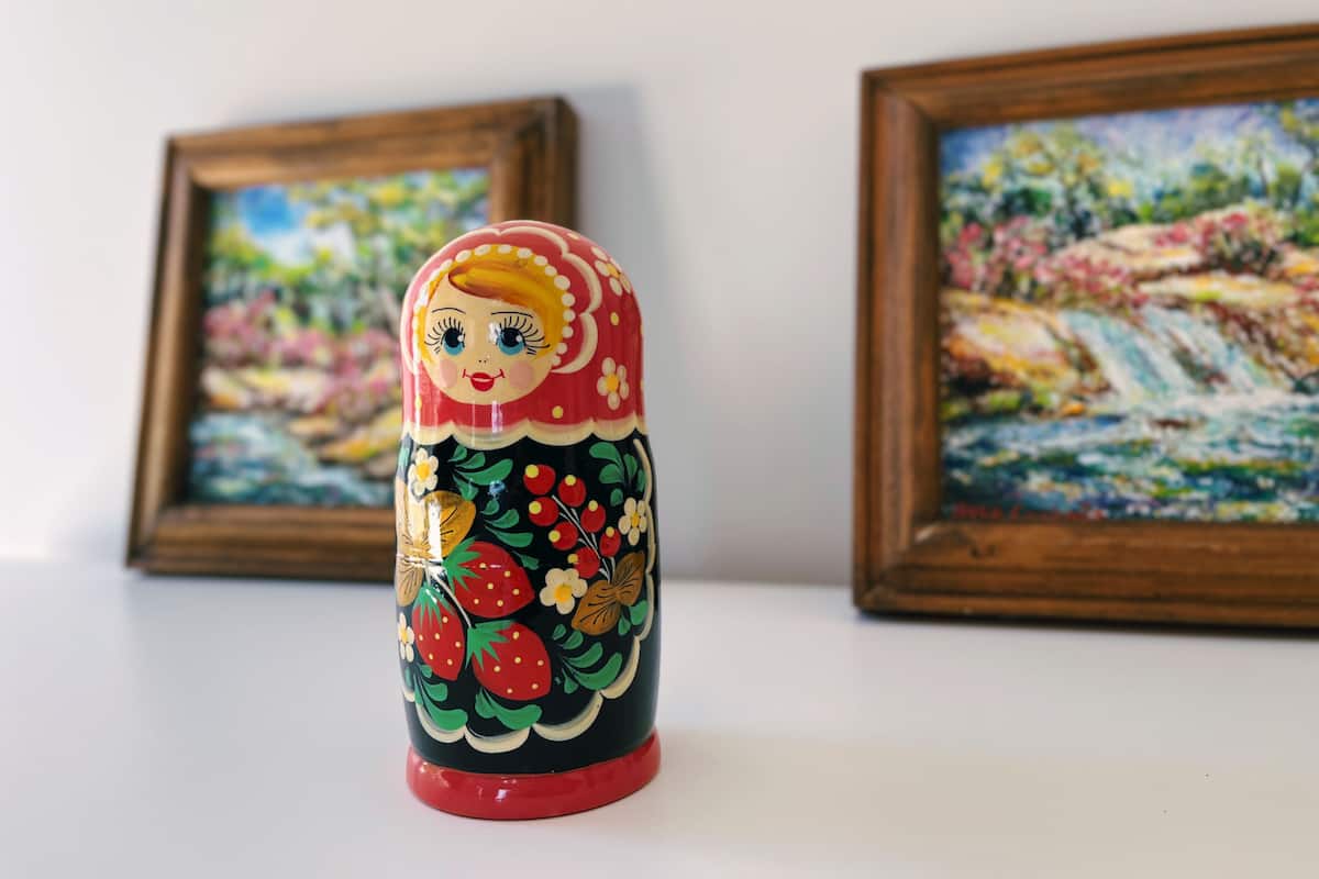 Une poupée russe de type « matriochka » ornée de motifs floraux.