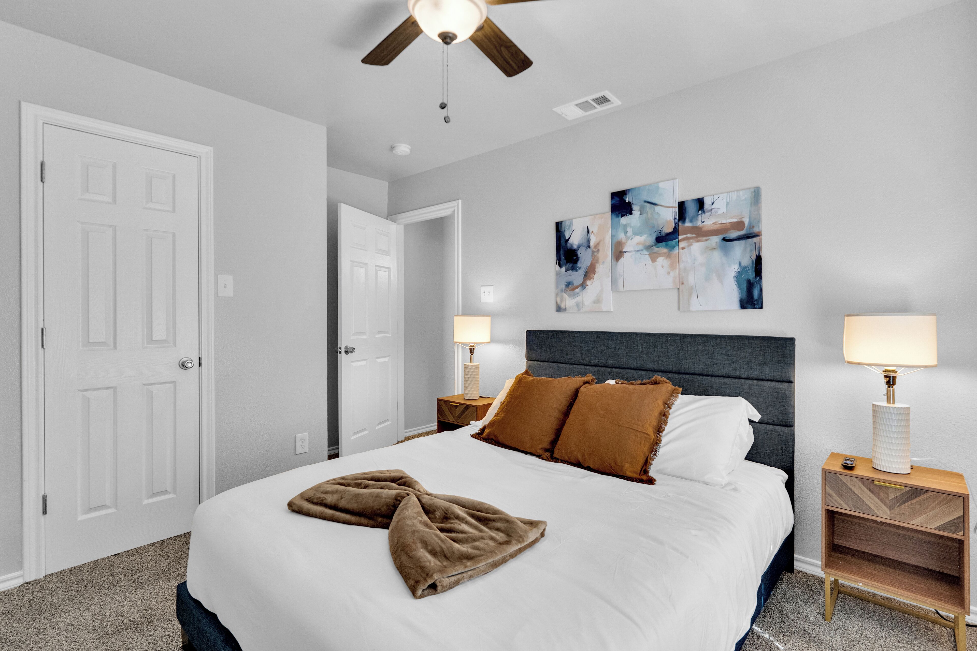 3 habitaciones, tabla de planchar con plancha, wifi y ropa de cama 