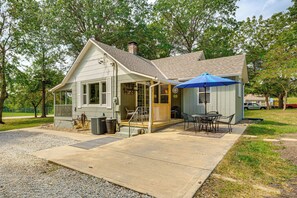 House (2 Bedrooms) | Interior - 5 Mi to Kansas Speedway - Cowtown Cutie KC (Kansas City)