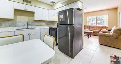 3 Mi to Dania Beach Pier: Convenient Apartment!