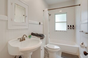House (2 Bedrooms) | Interior - Home w/ Private Yard < 2 Mi to Hollis Garden! (Lakeland)
