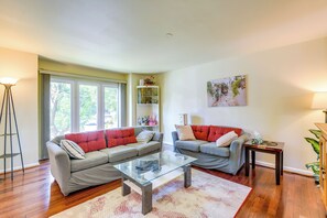 Interior - Close to Hospital & Dulles: Herndon Townhome (Herndon)