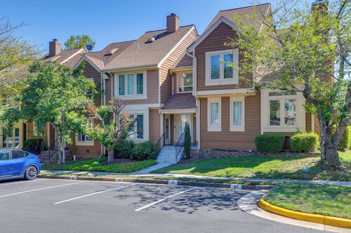Close to Hospital & Dulles: Herndon Townhome