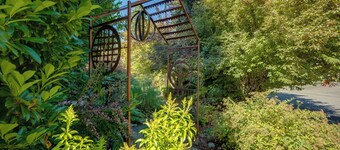 Prime Mckenzie River Gem: Sunroom + Views!