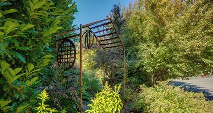 Prime Mckenzie River Gem: Sunroom + Views!