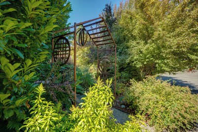 Prime Mckenzie River Gem: Sunroom + Views!