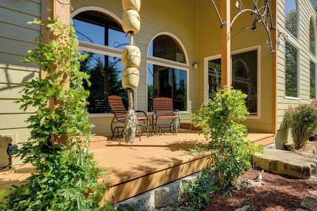 House (3 Bedrooms) | Interior. On Mckenzie River! Home w/ Scenic Sunroom