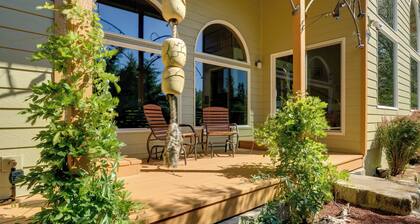 Prime Mckenzie River Gem: Sunroom + Views!