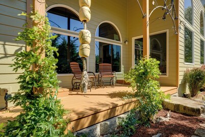 Prime Mckenzie River Gem: Sunroom + Views!