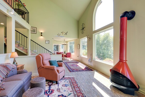 Interior - Prime Mckenzie River Gem: Sunroom + Views! (Vida)