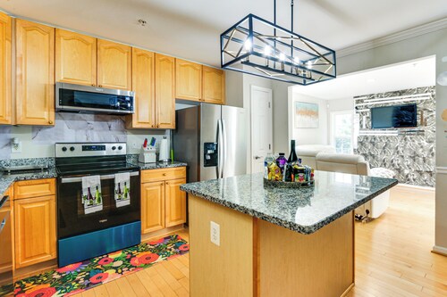 < 2 Mi to Dtwn Hagerstown: Townhome w/ Fireplace