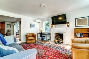 House (3 Bedrooms) | Front of property - Charming Victorian Farmhouse on Historic Main St (Trappe)