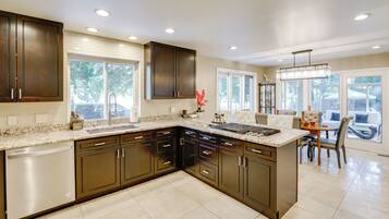 House (4 Bedrooms) | Interior