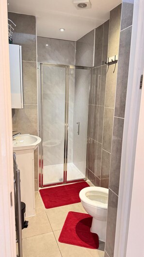 Shower, hair dryer, towels, soap - Room 2: Modern Double Room with En-Suite in Ilford, London (Ilford)