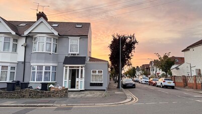Room 2: Modern Double Room with En-Suite in Ilford, London