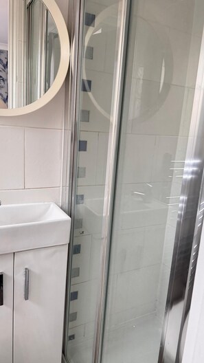Shower, hair dryer, towels, soap - Room 4: Stylish En-Suite Double Room, Ilford, Great Transport Links to London (Ilford)