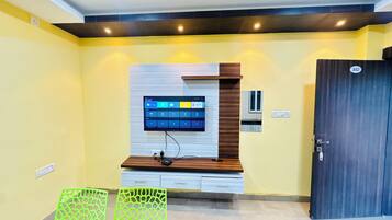 Deluxe Double Room, City View | Free WiFi, bed sheets