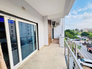 Chambre Triple Deluxe, vue ville | Vue depuis le balcon