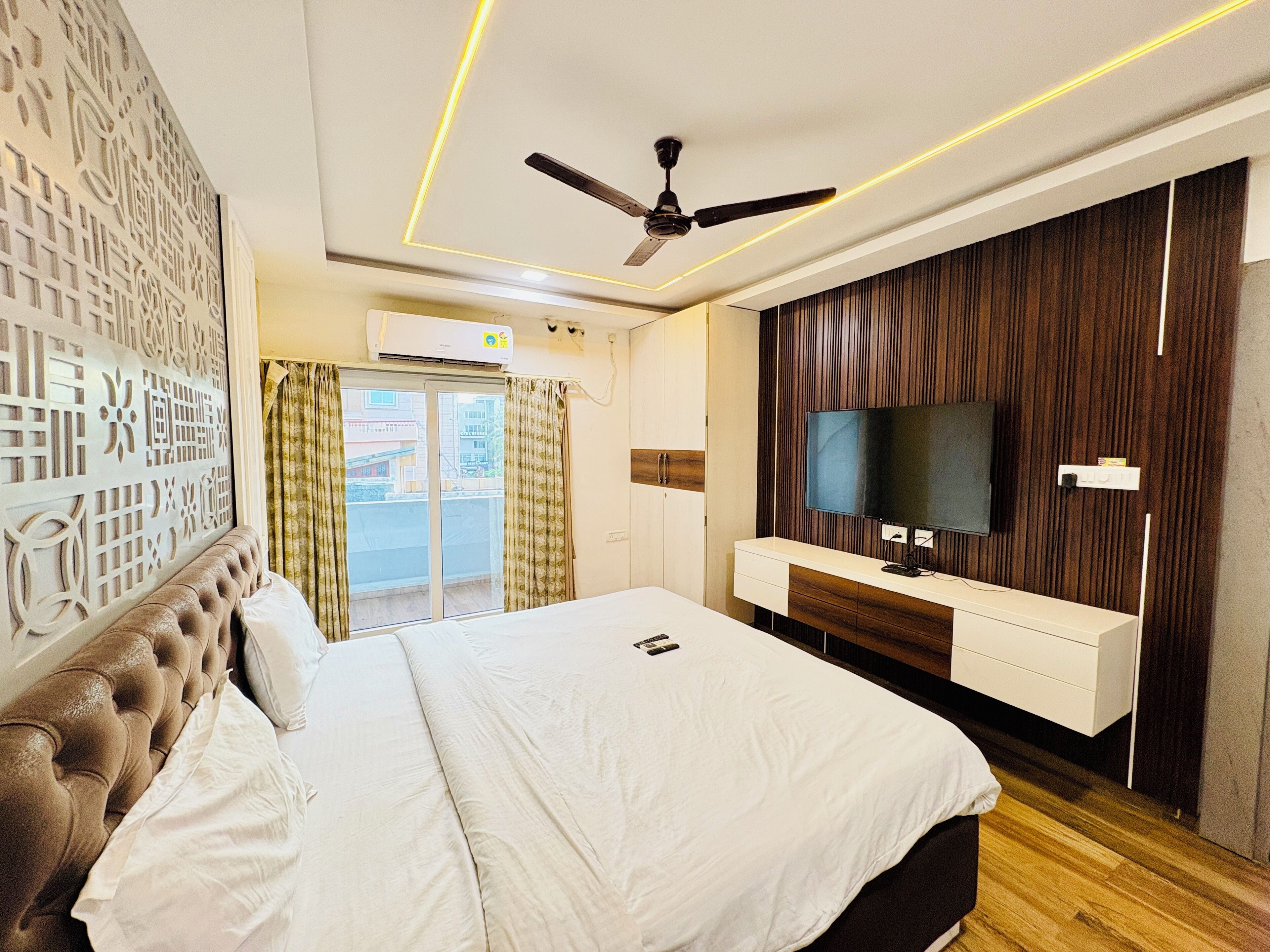 Deluxe Triple Room, City View | Free WiFi, bed sheets