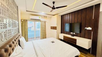 Deluxe Triple Room, City View | Free WiFi, bed sheets