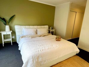 3 bedrooms, iron/ironing board, WiFi, bed sheets