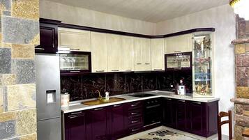 Apartment, 3 Bedrooms, Balcony, Hill View | Private kitchen