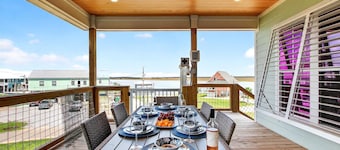 Tranquil Waterfront Retreat: Stunning Bay Views Near Downtown Bay St. Louis