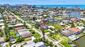 A residential area with houses, a marina, and a body of water. - Spacious Luxury Waterfront Retreat with Pool & Spa (Naples)