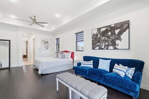 5 bedrooms, desk, iron/ironing board, travel cot - Spacious Luxury Waterfront Retreat with Pool & Spa (Naples)