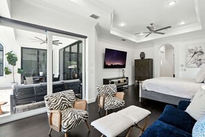 5 soverom, skrivebord, strykejern/-brett og reiseseng for barn