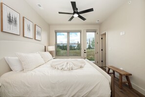 3 bedrooms, Internet, bed sheets - New spacious 3 bedroom, private deck, forest view and garage parking (Fraser)