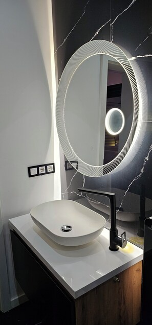 Regadera, secadora de cabello, toallas, jabón 