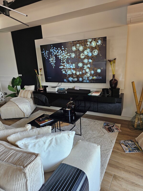 TV - Dolce Waves – Luxury apartment with sea view, jacuzzi & modern design (Praia)