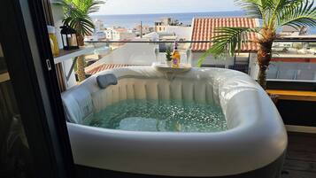 Tina de hidromasaje al aire libre