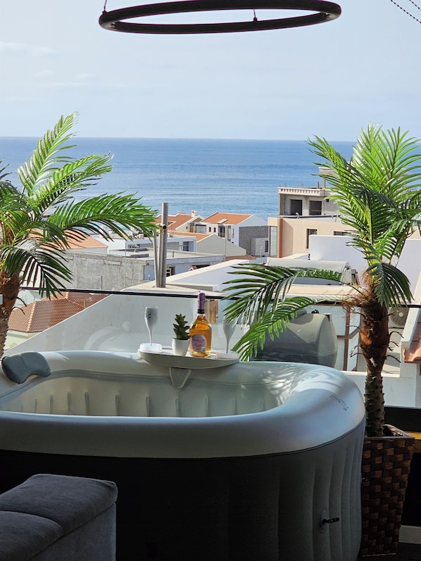 Outdoor spa tub