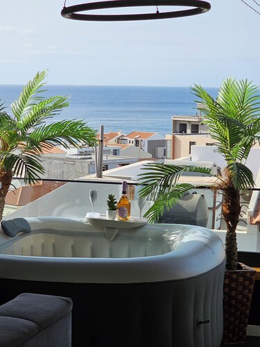 Dolce Waves – Luxury apartment with sea view, jacuzzi & modern design