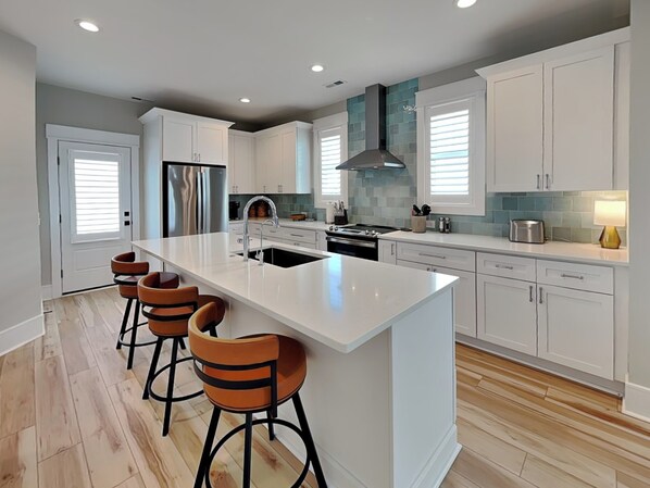 Fridge, microwave, oven, stovetop - Sea You On Second | Pet-friendly, Near Beach (Carolina Beach)